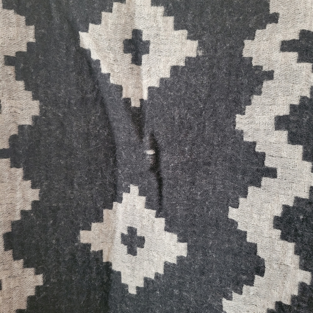 Aritzia Blanket Scarf - Picture 3 of 5